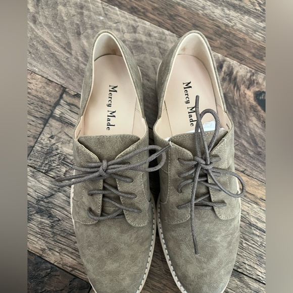 Mercy Made Vegan Sage Taupe Oxford - Picture 6 of 6